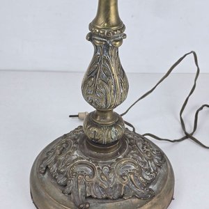 Lámpara de Bronce con Tulipa Esmerilada y Base Ornamentada - imagen 4