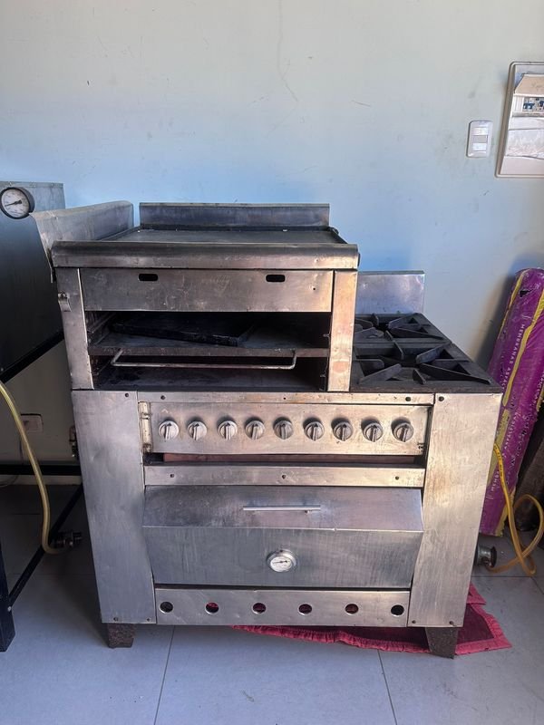 Excepcional cocina industrial con hornallas, horno plancha y gratinador en excelente estado - imagen 10
