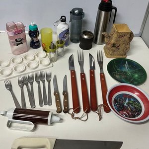Lote siguiente: Lote de Utensilios de Cocina y Hogar: Termo, Mate, Cubiertos, Platos y Más