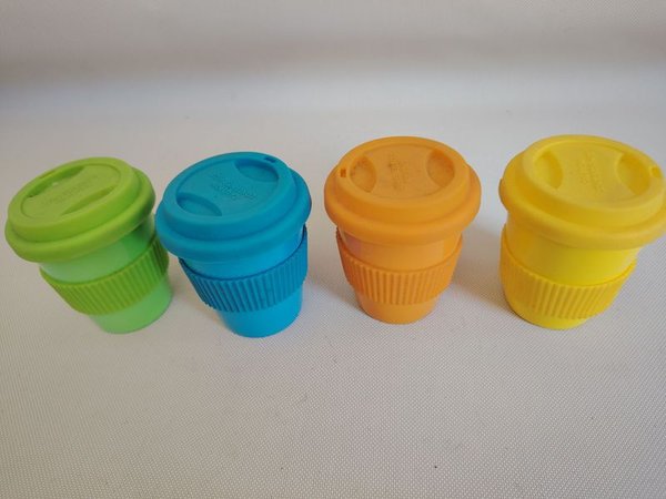 Juguetes para niños: Conjunto de cuatro vasos de cerámica con tapas de silicona - imagen 3