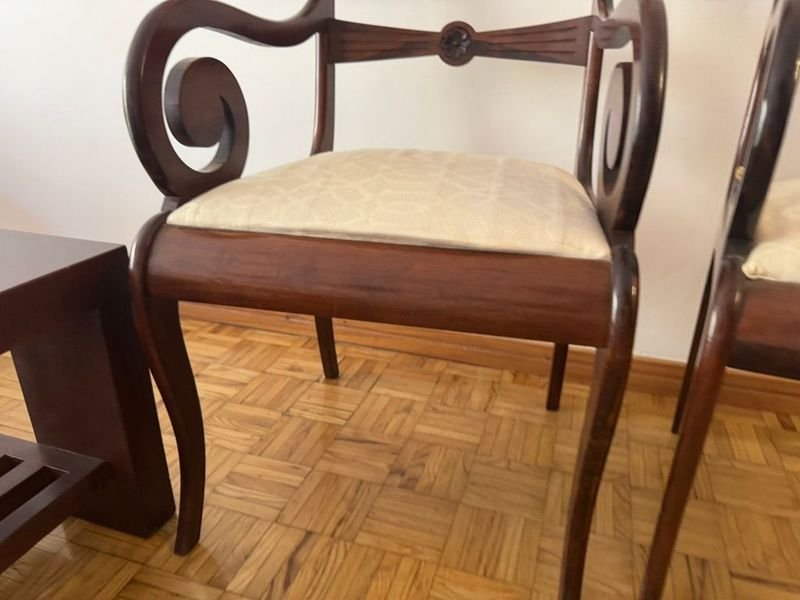 Pare de sillas de madera modernas en buen estado - imagen 6