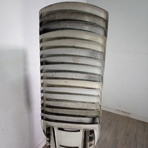 Lote de 16 Sillas Apilables de PVC Blancas y Negras - imagen 6