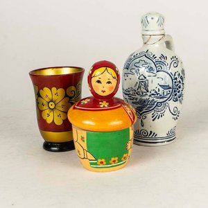 Lote siguiente: Porrón de Cerámica Holandesa y Muñeca Matrioshka Rusa