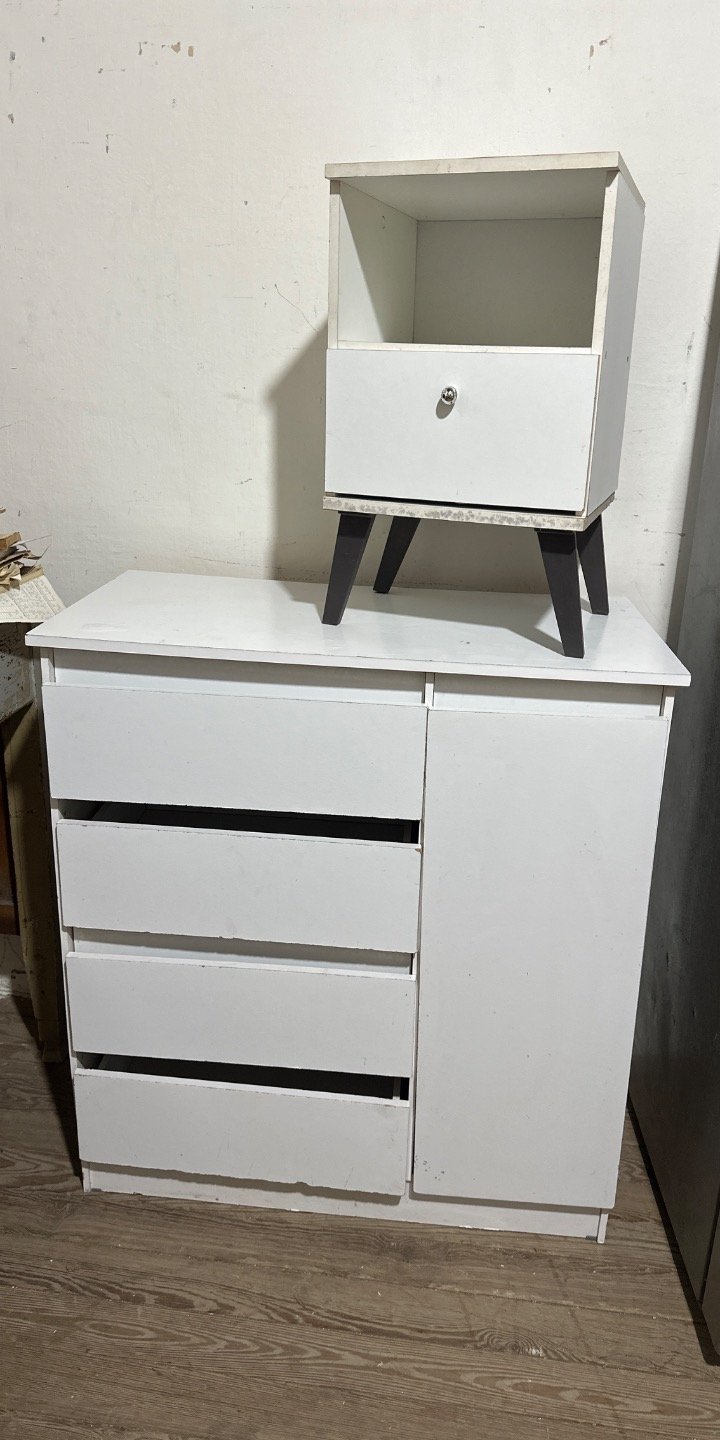 Lote siguiente: Mueble de vestir y lámpara de mesa en blanco