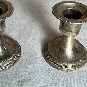Par de Veladores de Platina con Base Repujada - imagen 3