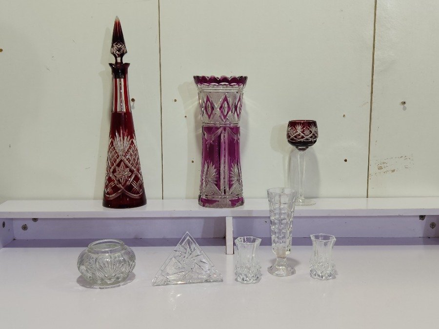 Lote de 8 piezas de cristal tallado: licorera roja, floreros, copas y objetos decorativos