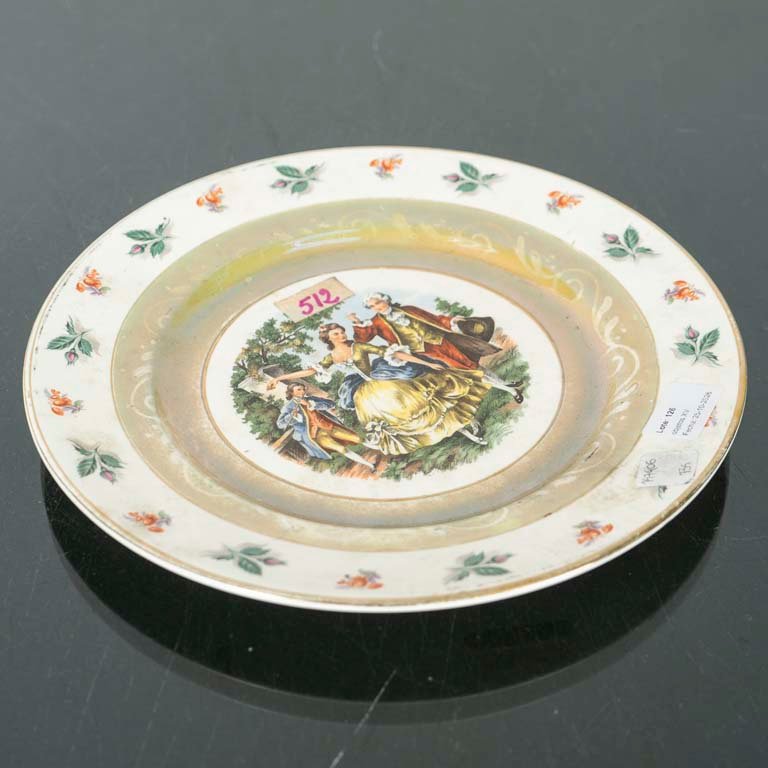 Plato de Loza Inglesa Decorado con Personajes, Diámetro 25 cm