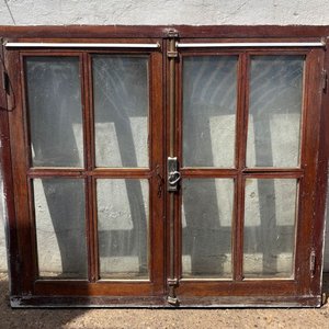 Lote siguiente: Ventana Antigua de Madera con Vidrios Repartidos