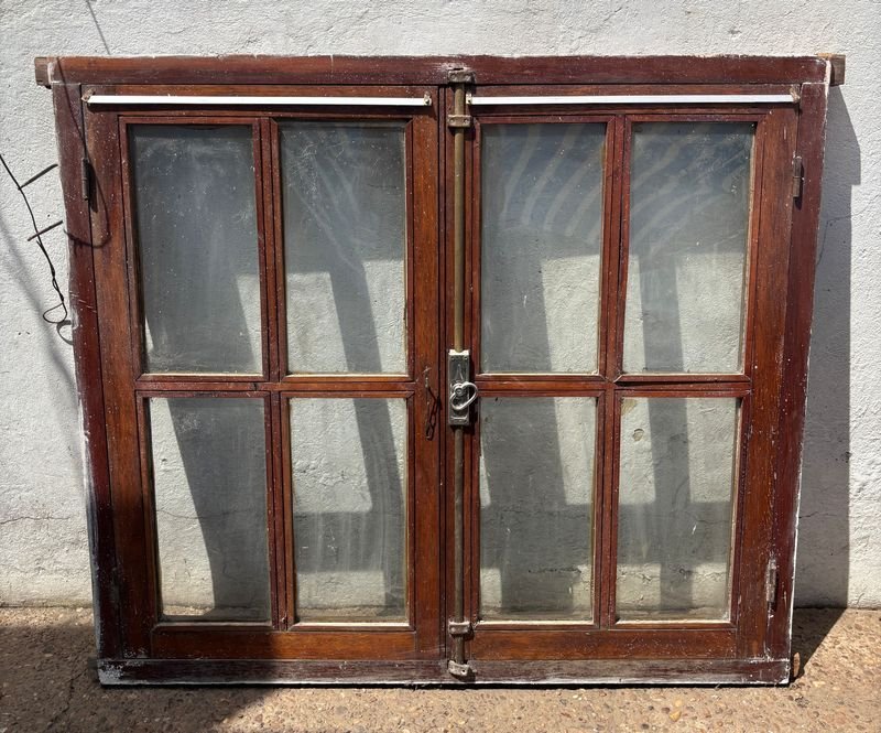 Ventana Antigua de Madera con Vidrios Repartidos