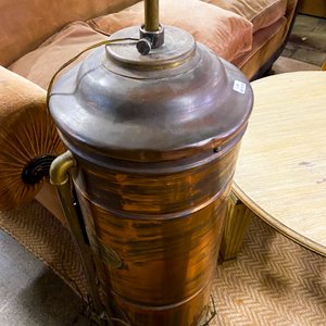 Sofá Antiguo de Pana Color Tostado con Lámpara de Cobre y Decoración de Bambú - imagen 4