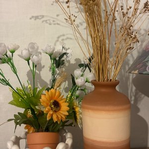 Lote siguiente: Juego de Dos Floreros Decorativos de Cerámica y Vidrio