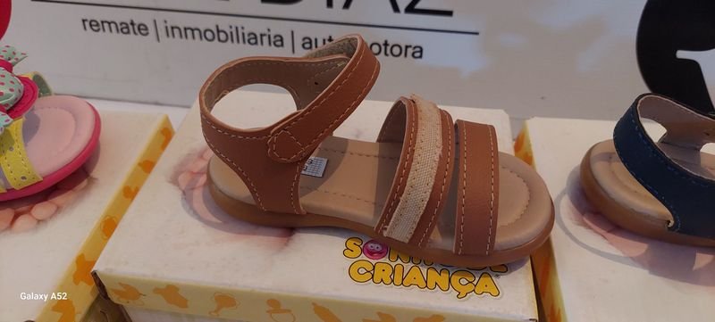 Calzado Talle 21: Sandalias Coloridas con Corchetes y Botones - imagen 3