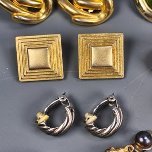 Lote de 9 pares de caravanas variadas: doradas, plateadas y con piedras verdes y perlas - imagen 5