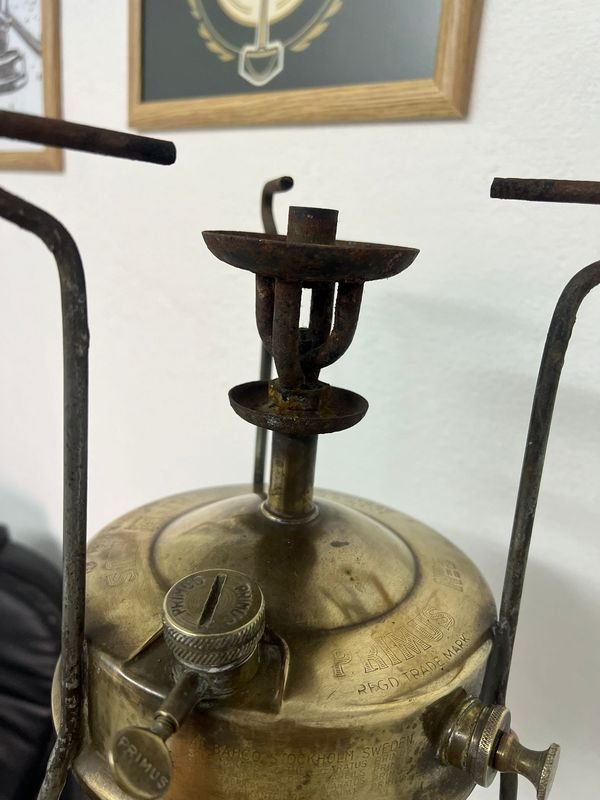 Antiguo Primus Original: Un objeto de metal antiguo con detalles únicos
