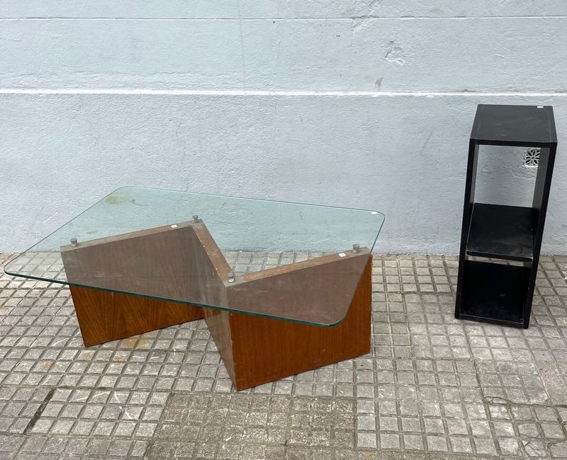 Mesa de Living con Tapa de Vidrio y Biblioteca Negra