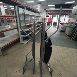 Exhibidor Metálico de Pie con Panel Central y Brazos Laterales - imagen 1