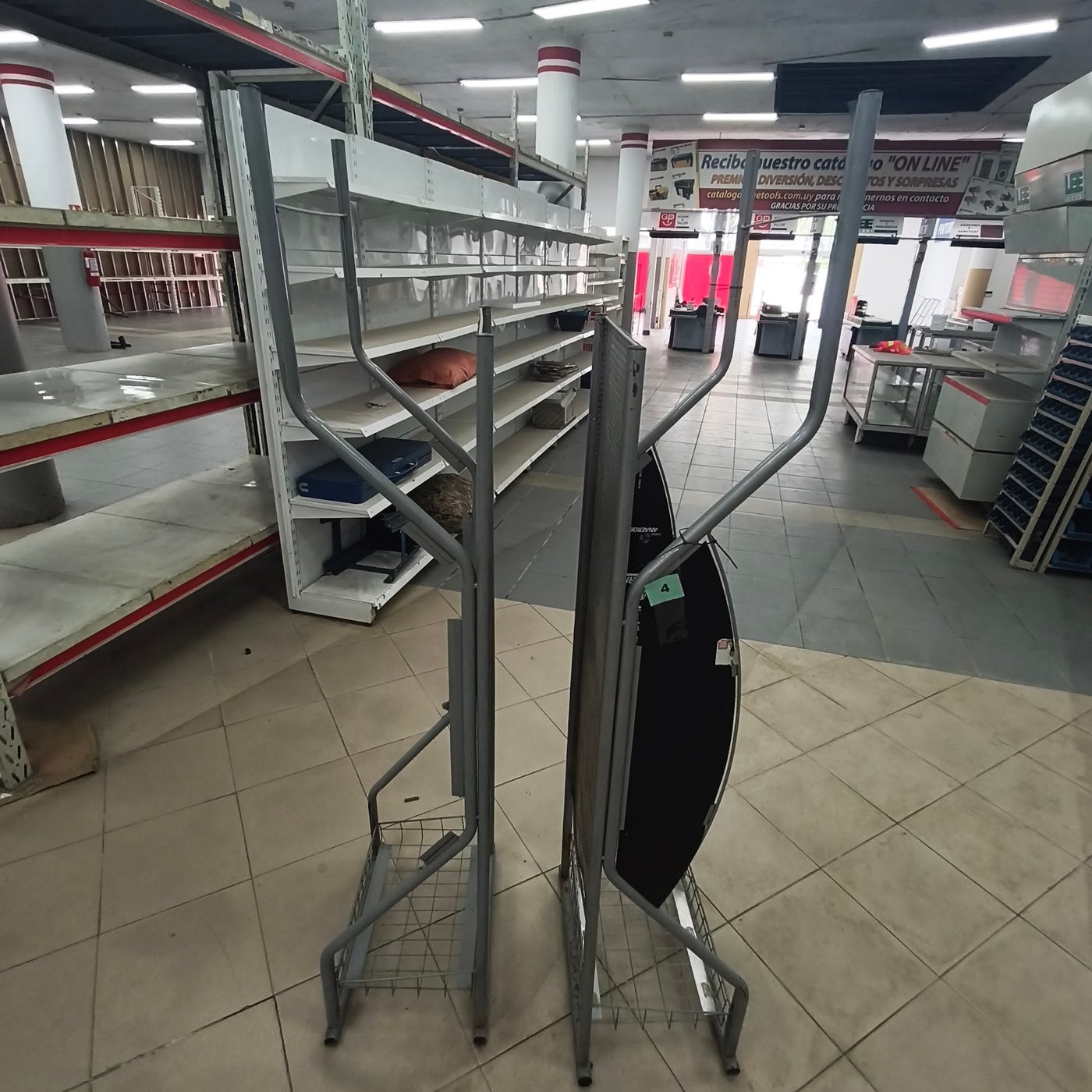 Exhibidor Metálico de Pie con Panel Central y Brazos Laterales