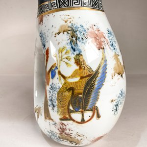 Jarra de Agua con Decorado Estilo Griego y Borde Dorado - imagen 2