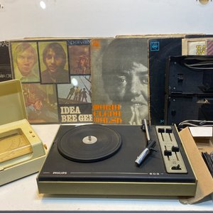 Lote de Audio y Música: Tocadiscos Philips, 19 Vinilos y Micrófono - imagen 2