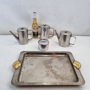 L 288 - Set De 5 Piezas - Practico set de servicio de mesa con bandeja rectangular y mangos dorados estilo concha, junto a tres jarras y un azucarero - imagen 2