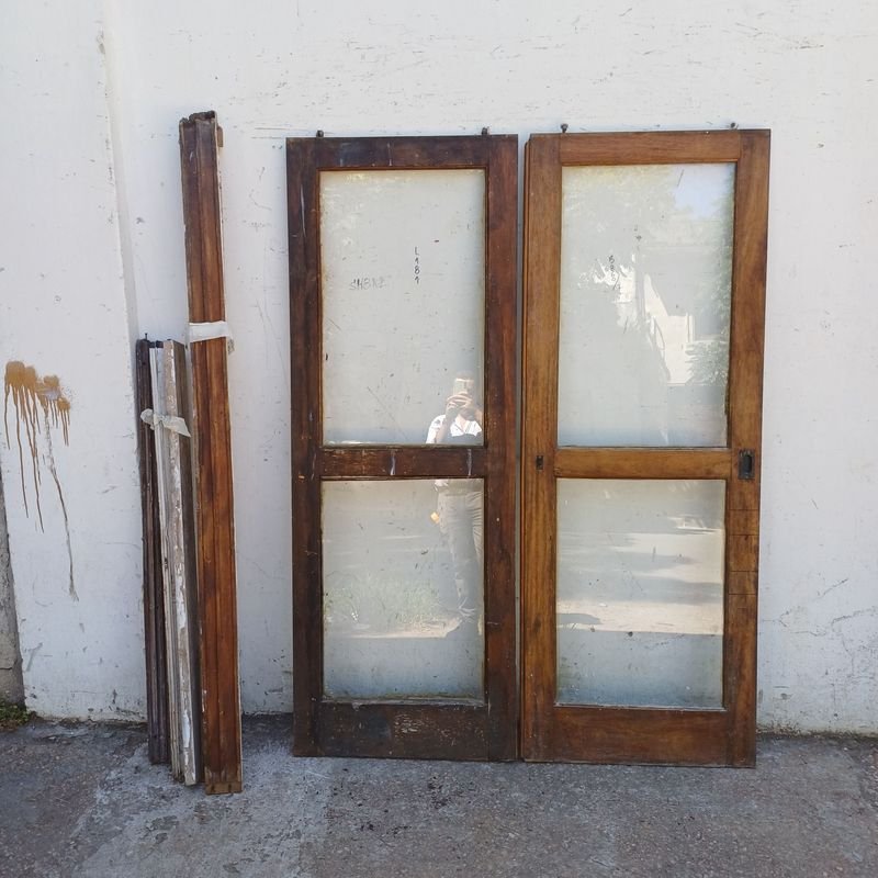 Lote siguiente: Puerta de madera con ventanas y marco desarmado