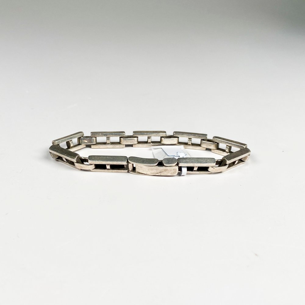 Lote siguiente: Pulsera de plata eslabones chatos 18 cm - Joyería