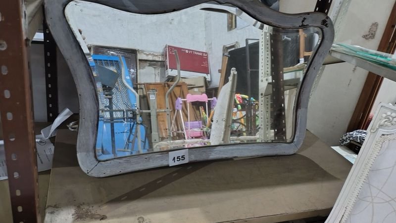 Espejo con marco en madera, estilo clásico