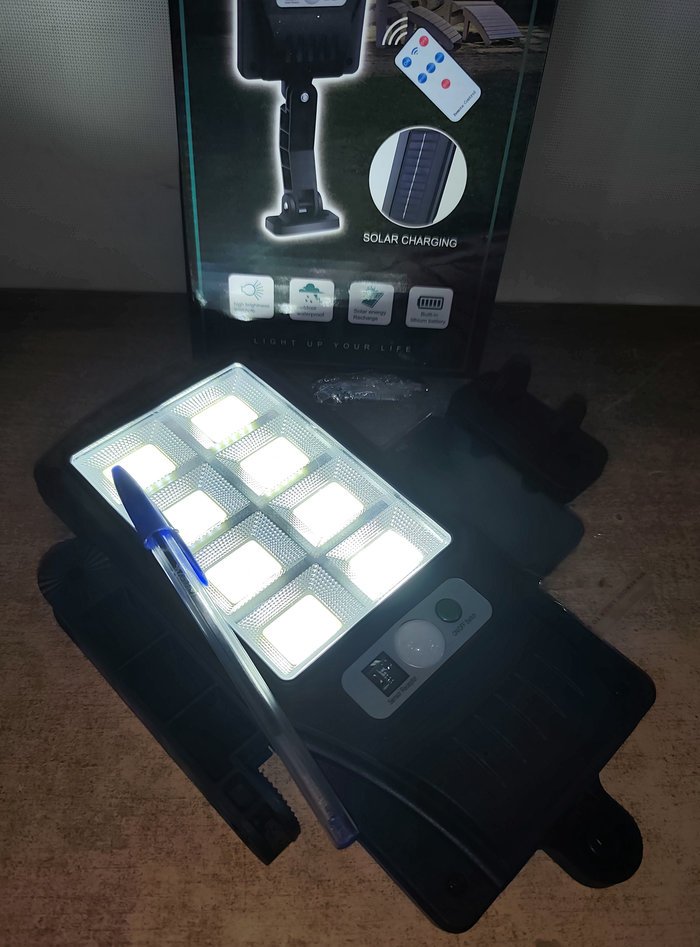 Lote siguiente: Foco LED Recargable Solar con Sensor y Control Remoto