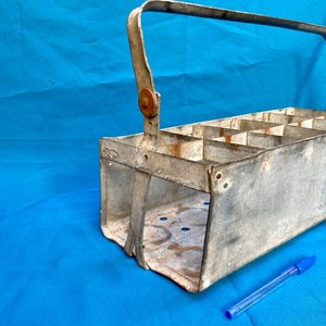 38.... antiguo canasto de chapa galvanizada posiblemente de leche o de cerveza. Tiene para días botellas de 1 litro - imagen 4