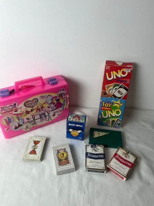 Lote siguiente: Colección de juegos y cartas de juego
