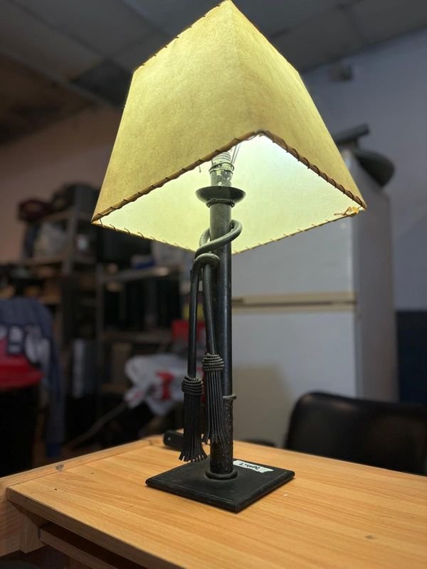 Lámpara con pantalla y accesorios - imagen 4