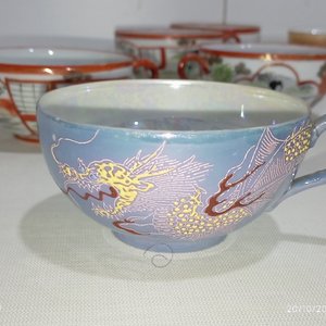 Conjunto de 21 piezas de porcelana oriental: tazas, platitos, alhajeros y figuras - imagen 8