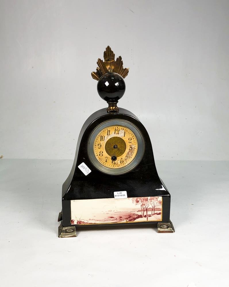 Reloj de Sobremesa Antiguo con Detalles en Madera y Cerámica