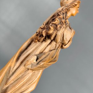 Dos Tallas Religiosas en Madera: Virgen con Niño y Otra con Querubines - imagen 6