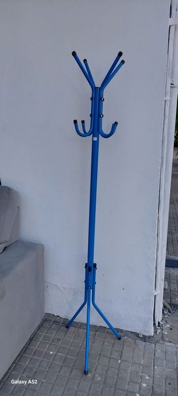 Perchero en caño azul en buen estado - imagen 1