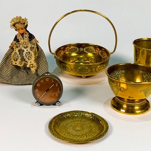 Lote de 7 piezas: Reloj de viaje, 2 jarras, cenicero y centros de bronce - imagen 3
