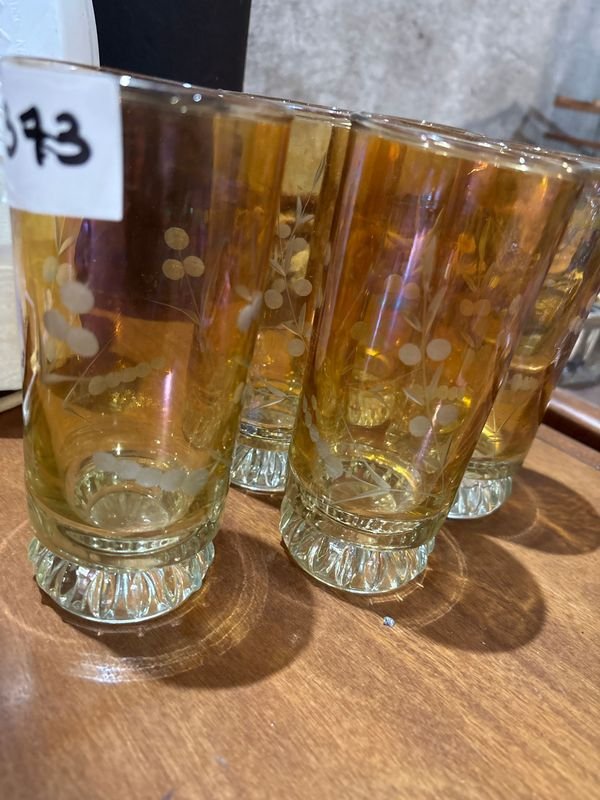 Juguetes: Juego de vasos con líquido dorado