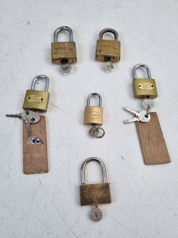 Conjunto de 6 Candados Metálicos con Llaves - Varias Marcas y Tamaños