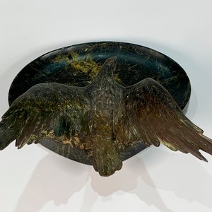 Centro de mesa oval en granito negro con escultura de águila en bronce - imagen 6
