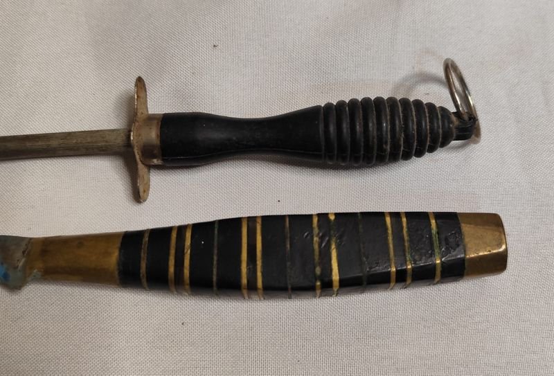 Cuchillo y Silla Antigua con Bronce - imagen 3