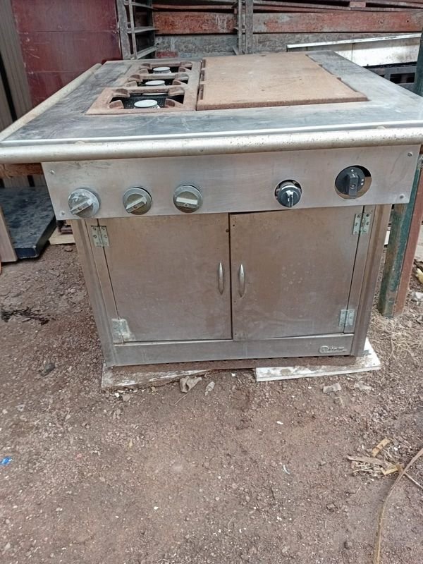 Cocina Industrial Acero Inoxidable 4 Hornallas con Plancha y Puertas
