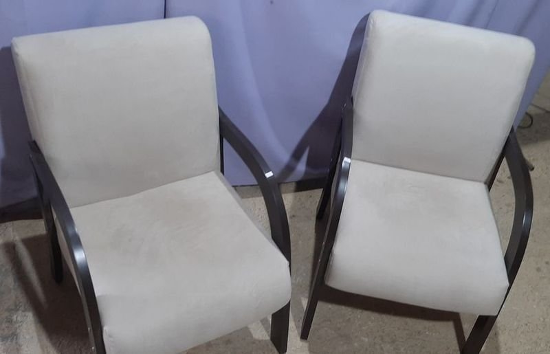 Sillas de Madera con Tapijeadas y Detalle en Asiento - imagen 2