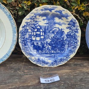 Tres Platos Decorativos de Loza Azul y Blanca con Escenas Tradicionales - imagen 5