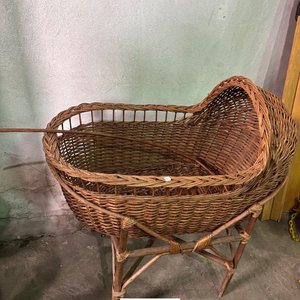 Cuna de mimbre antigua con base de madera - imagen 2