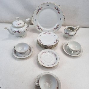 Lote anterior: L 397 - 17 Piezas - Completo juego de té y postre "Made in Germany" con diseño floral en relieve y guarda dorada, ideal para colección o uso diario (Total 17 piezas)