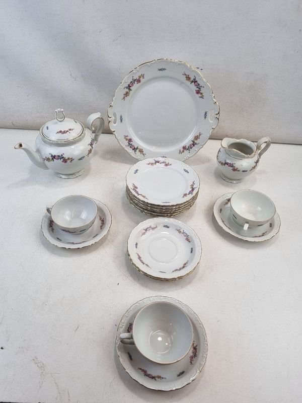 L 397 - 17 Piezas - Completo juego de té y postre "Made in Germany" con diseño floral en relieve y guarda dorada, ideal para colección o uso diario (Total 17 piezas)