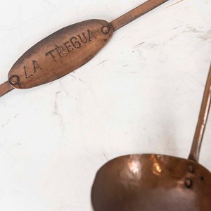 Ganchera de Metal con 5 Utensilios de Cobre "La Tregua" - imagen 2