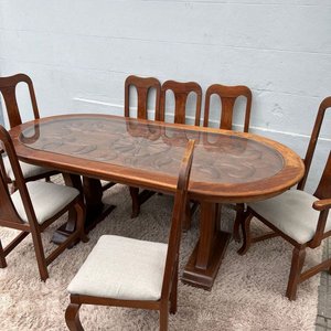 Juego de Comedor: Mesa Oval de Madera Tallada con Tapa de Vidrio y 8 Sillas - imagen 5