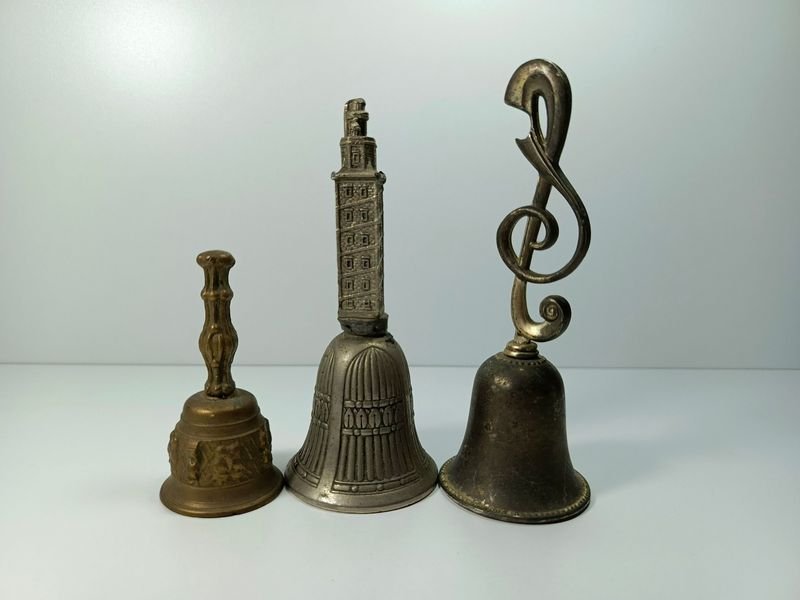 Antiguas campanillas funcionales con badajos originales - imagen 2