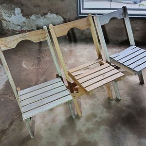 Lote de 3 Sillas Plegables de Madera con Detalles - imagen 2